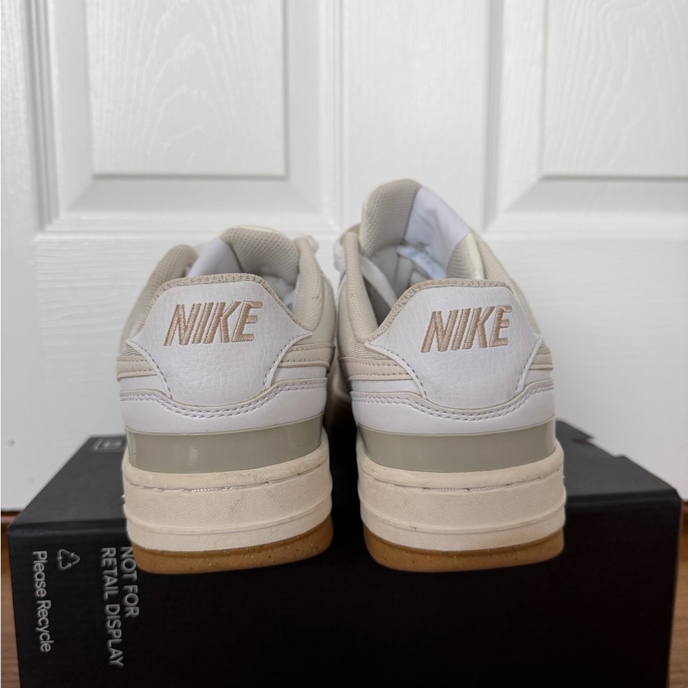 Nike Women’s Gamma Force Sneakers, Size 11 - Picture 4 of 5